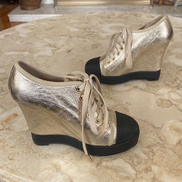 L.A.M.B Denver Gwen Stefani Gold Monogram Leather Platform Sneakers - Picture 5 of 16